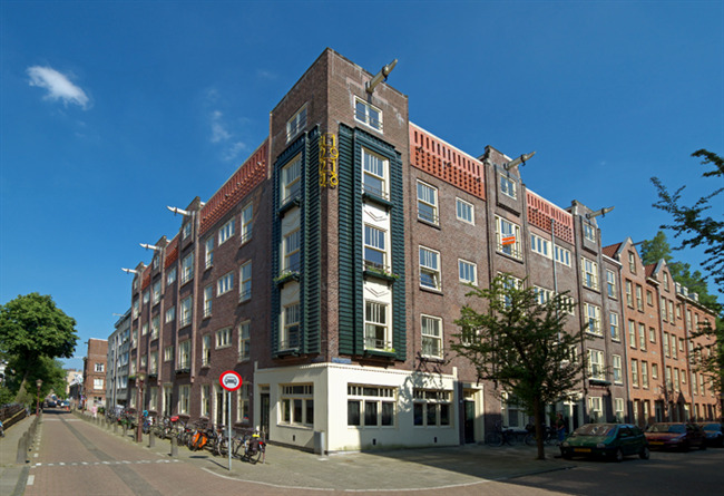 Het blok vanaf de Bellamystraat, rechts de Van Effenstraat. 
              <br/>
              Paul Paris, mei 2014